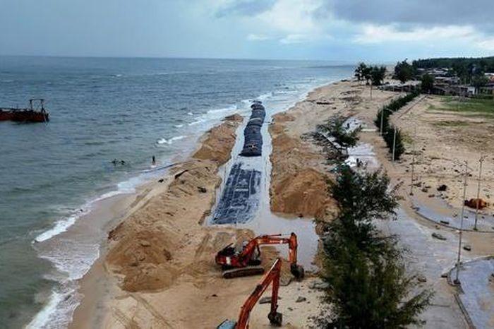 Ống địa kỹ thuật được sử dụng để gia cố bờ kè, ngăn chặn xói lở và bảo vệ khu vực ven biển